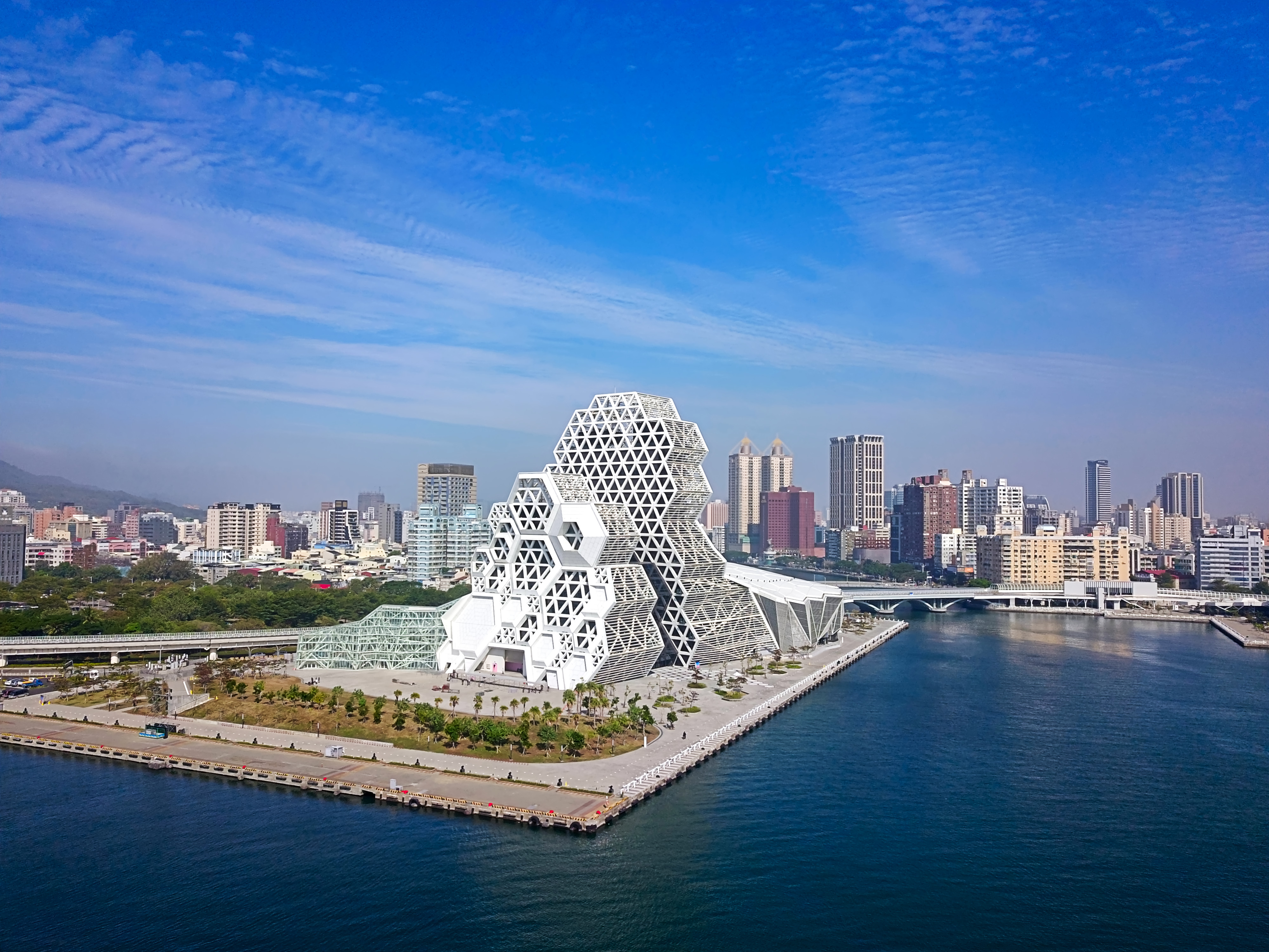 Центр поп-музыки в виде волны из стекла и бетона