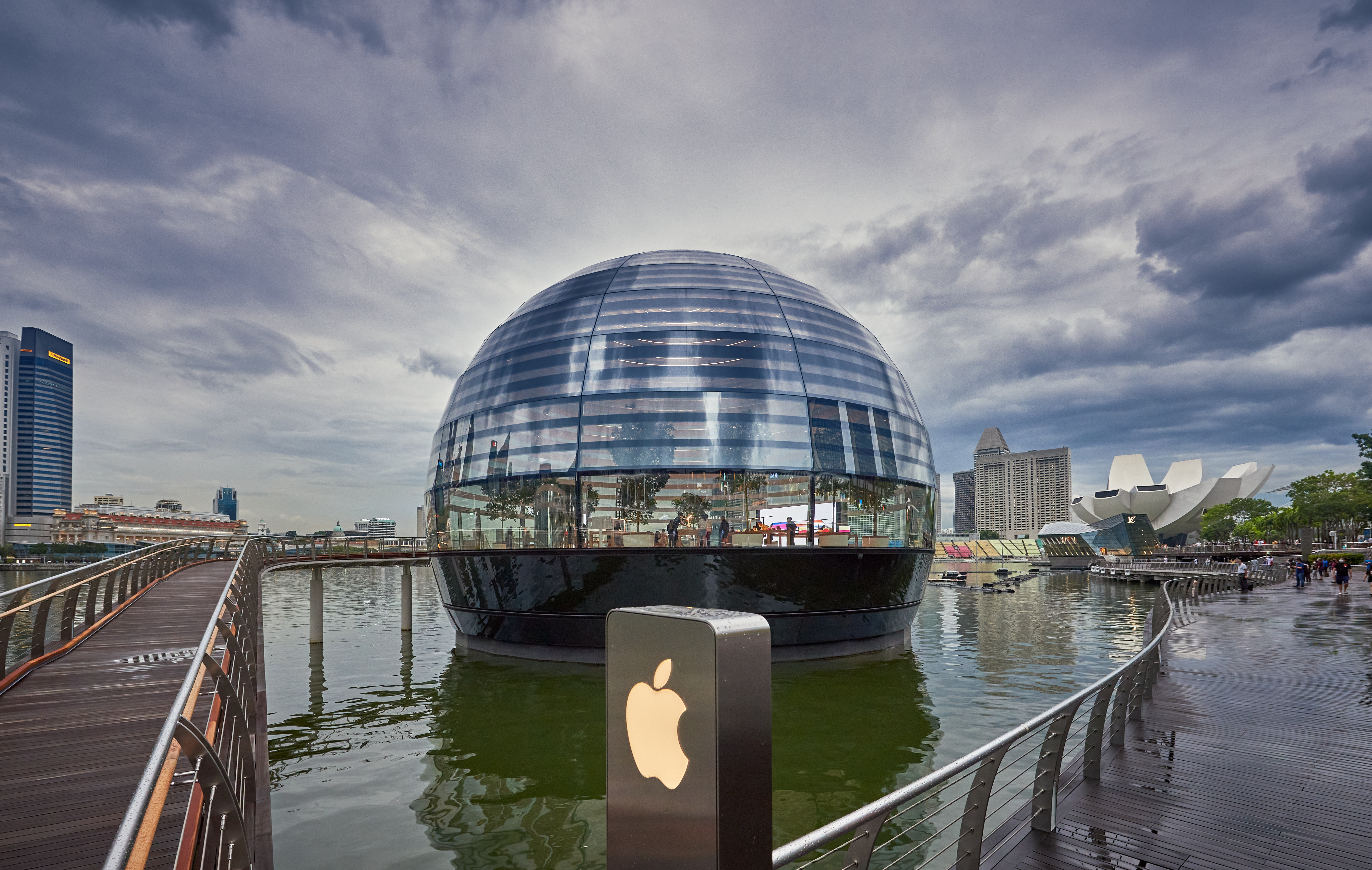 Стеклянный купол и подземный зал: уникальный магазин Applе открылся в Сингапуре