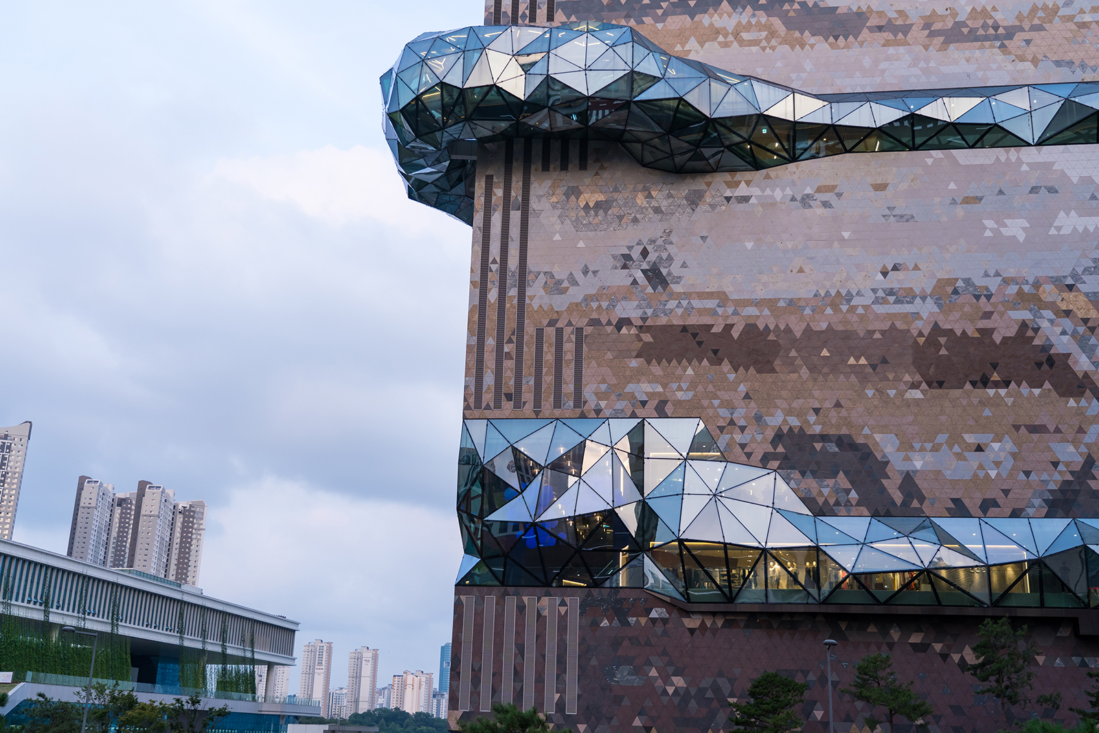 Скульптурный фасад со стеклянными вставками