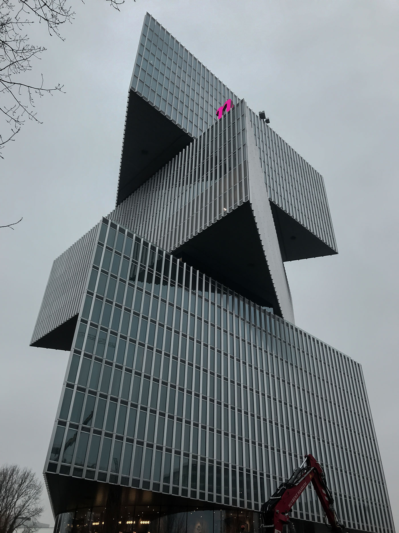  Необычный отель в виде башни из трех блоков появится в Амстердаме