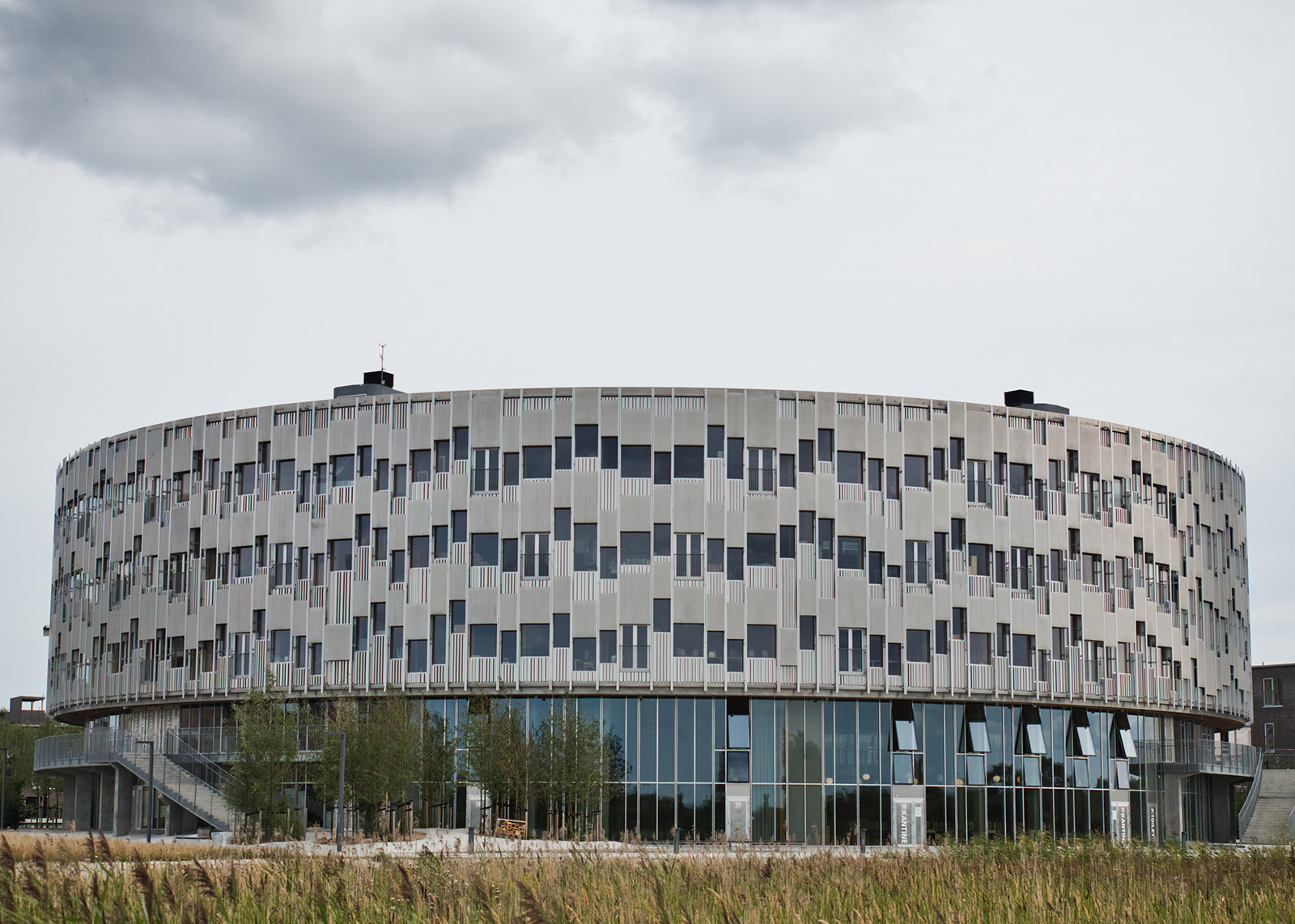 Металлический фасад и окна, расположенные в шахматном порядке: необычная школа в Дании