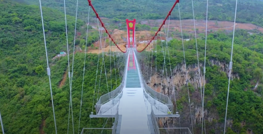 В Китае открылся самый длинный в мире подвесной мост из стекла