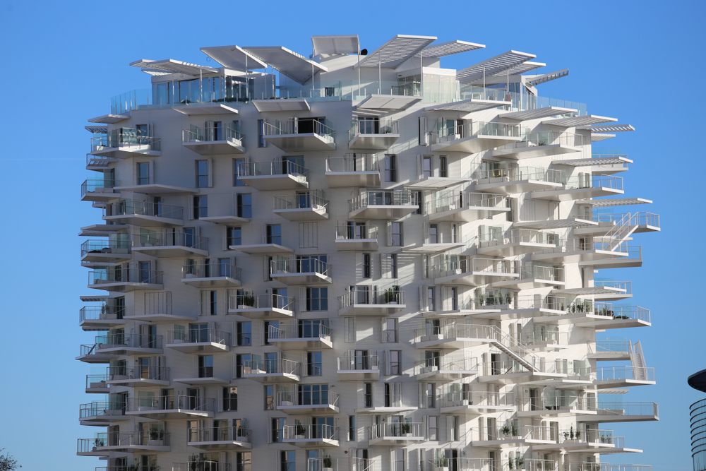 Во французском городе Монпелье появился жилой дом в виде каменного дерева