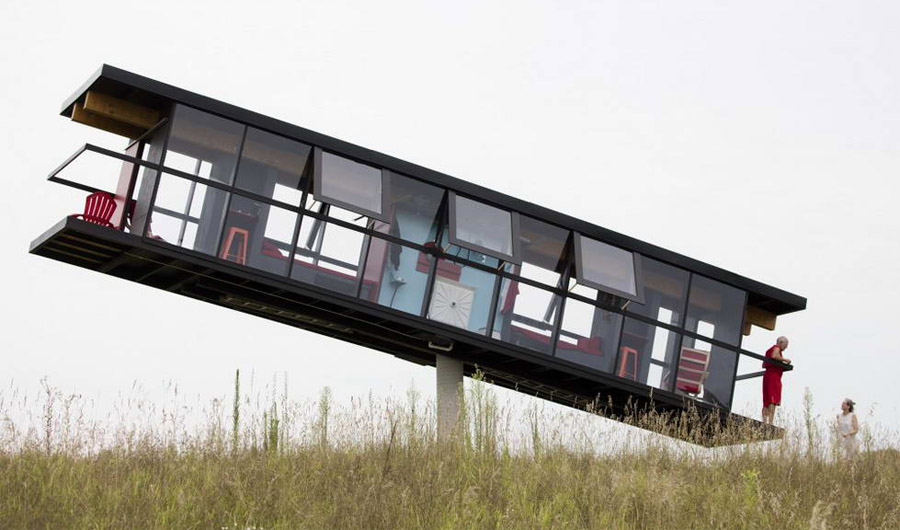 Качающийся и вращающийся вокруг своей оси дом