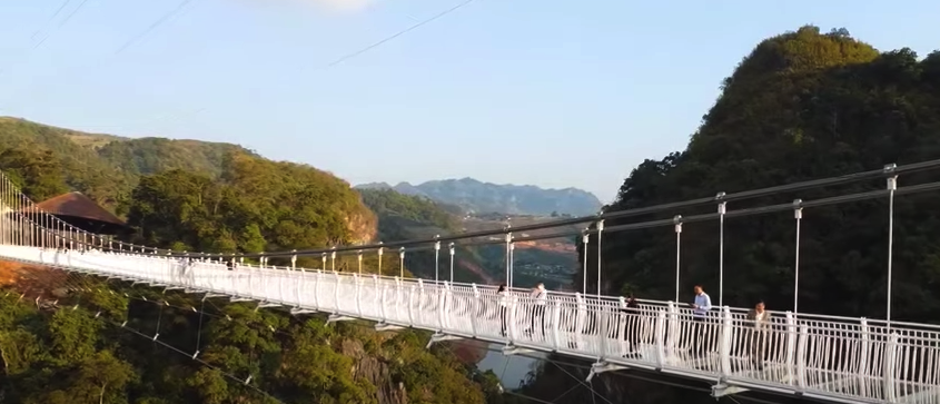 Во Вьетнаме построили самый длинный стеклянный мост в мире